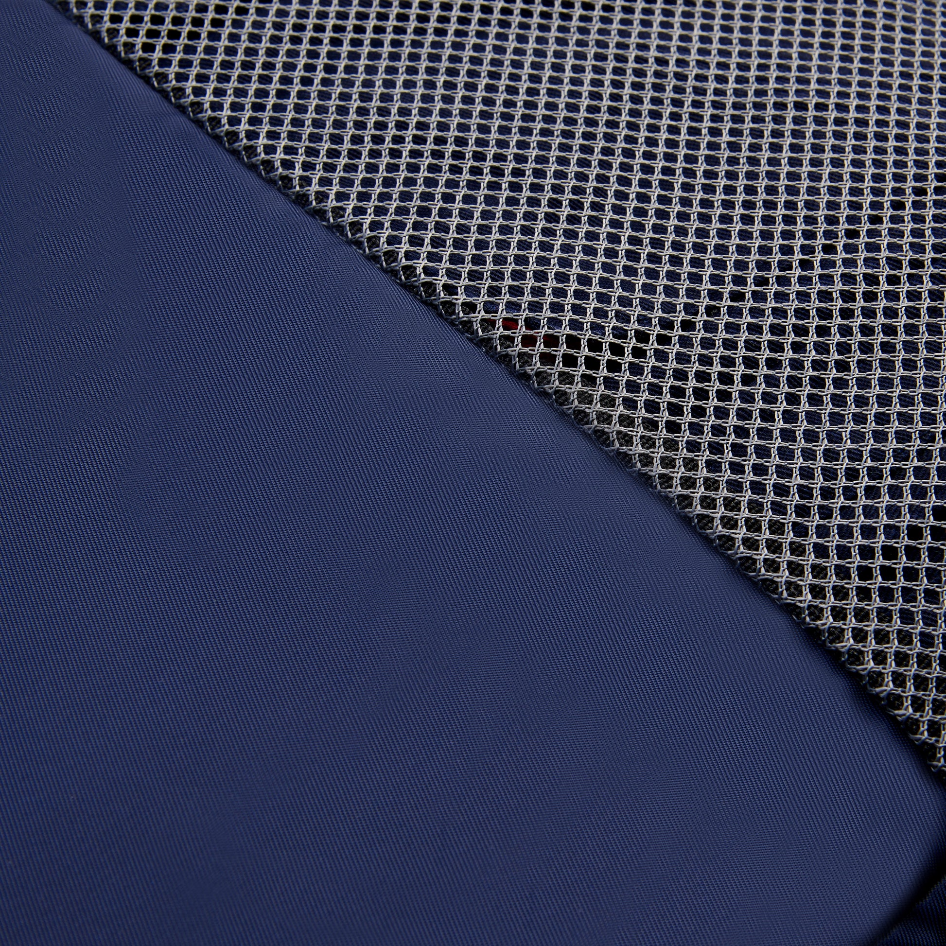 Detalhe do tecido azul escuro e malha respirável em kit organizador de viagem DELSEY, projetado para otimizar o espaço em malas com qualidade e durabilidade.