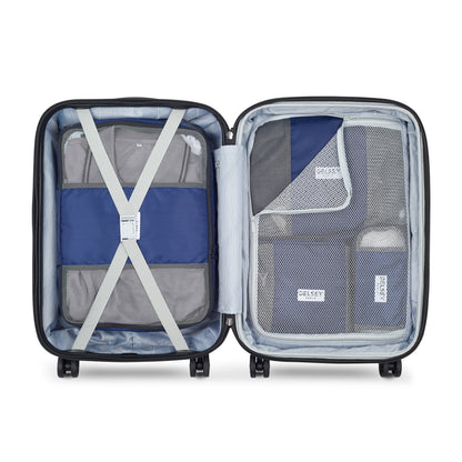 Mala de viagem aberta com kit organizador azul escuro da DELSEY, com compartimentos em malha para melhor organização de roupas e acessórios durante viagens.