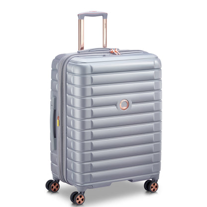 Mala média expansível cinza da DELSEY com design moderno, rodas giratórias, alça telescópica e zíper antifurto, ideal para viagens com estilo e durabilidade.