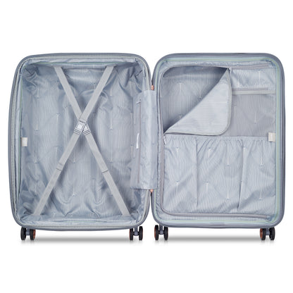 Interior de mala média expansível cinza da DELSEY com compartimentos organizadores e cintas de segurança, design funcional e materiais duráveis para viagem.