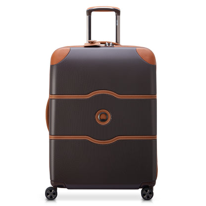 Mala média rígida chocolate com detalhes em marrom, rodas giratórias 360°, alça telescópica e resistência reforçada, modelo Chatelet Air 2.0 da DELSEY.