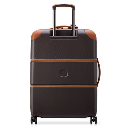 Mala média rígida chocolate da DELSEY com detalhes marrons, rodas giratórias, puxador telescópico e design sofisticado ideal para viagem.
