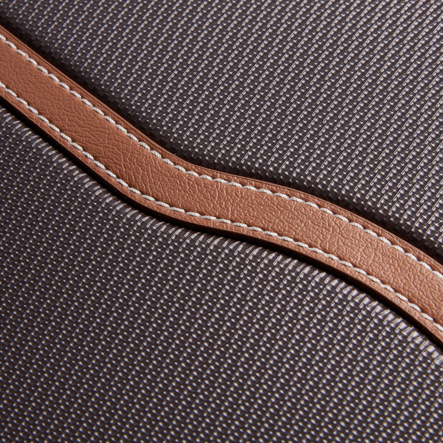 Detalhe em close do acabamento texturizado e costura reforçada em material sintético marrom escuro da mala média DELSEY Chatelet Air 2.0 Chocolate.