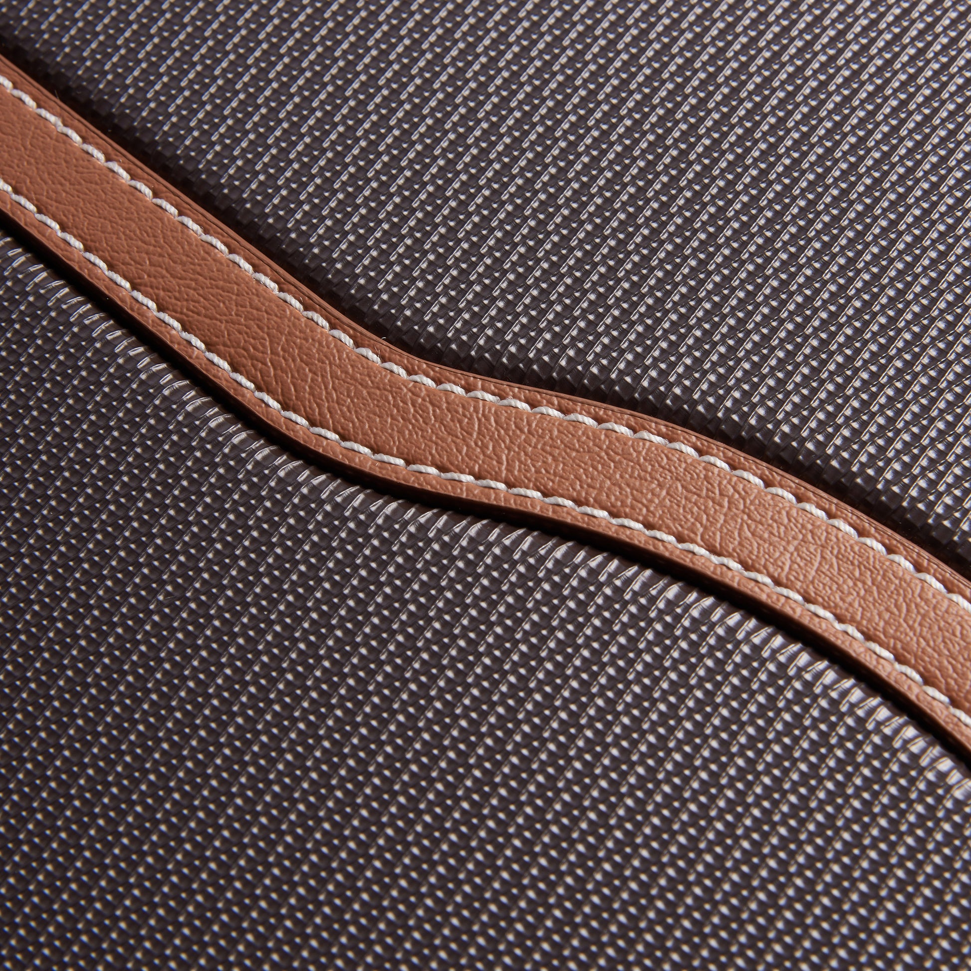 Detalhe em close do acabamento texturizado e costura reforçada em material sintético marrom escuro da mala média DELSEY Chatelet Air 2.0 Chocolate.