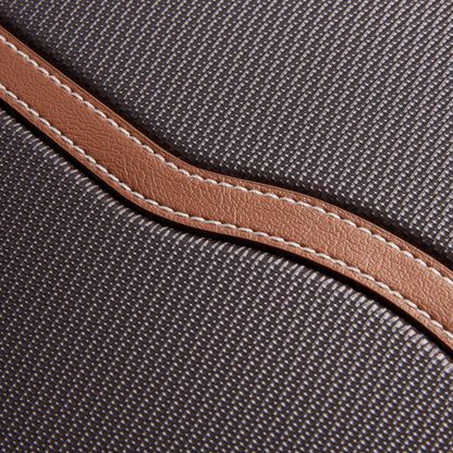 Detalhe em close do acabamento texturizado e costura reforçada em material sintético marrom escuro da mala média DELSEY Chatelet Air 2.0 Chocolate.