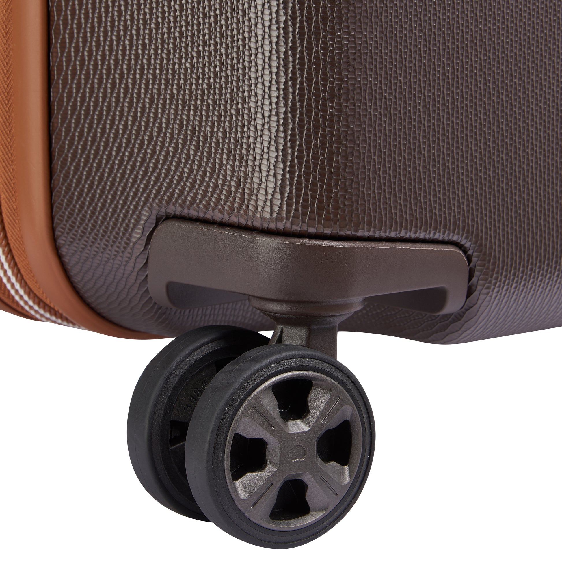 Detalhe da roda dupla preta em mala média de viagem marrom chocolate da DELSEY, com textura resistente e acabamento sofisticado.