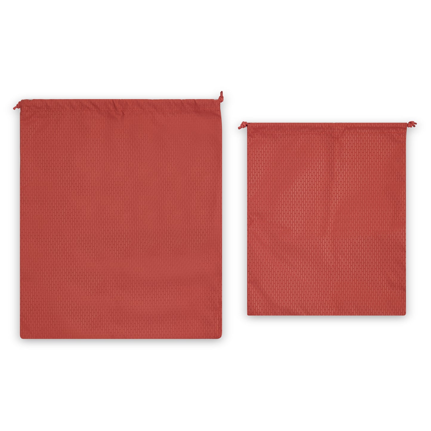 Conjunto de duas bolsas vermelhas da DELSEY, em tecido texturizado, ideais para organização de itens em malas de viagem médias ou grandes.