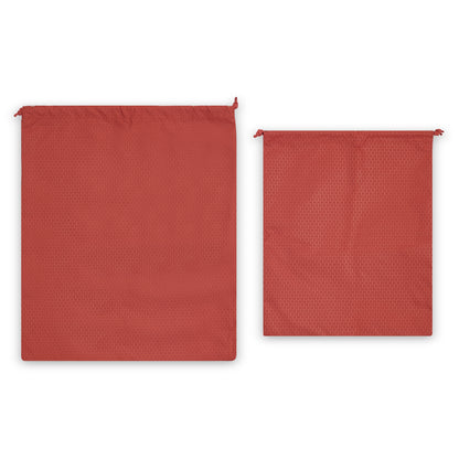 Conjunto de duas bolsas vermelhas da DELSEY, em tecido texturizado, ideais para organização de itens em malas de viagem médias ou grandes.