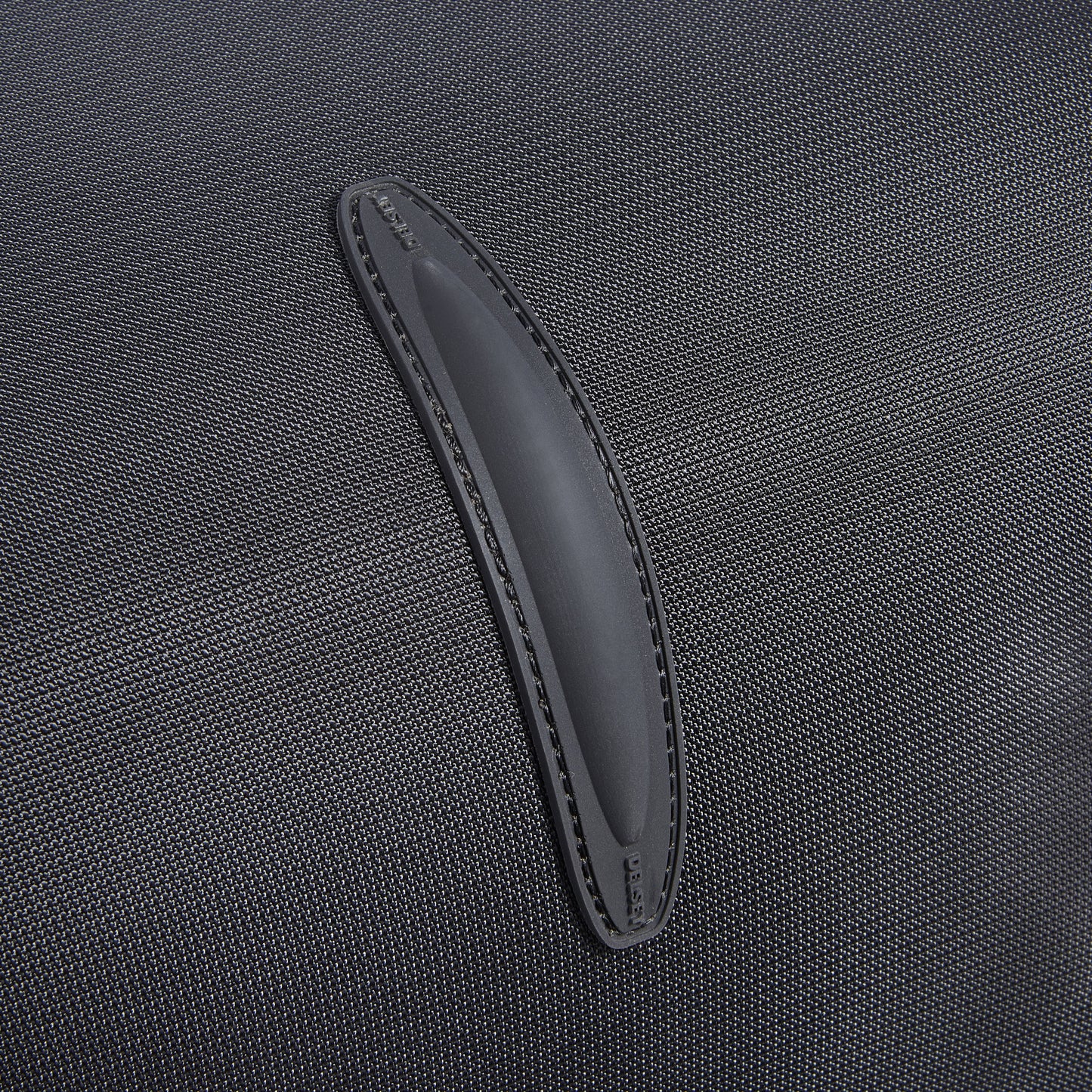 Detalhe em material resistente e costura reforçada em mala média expansível preta da DELSEY, evidenciando durabilidade e qualidade premium.