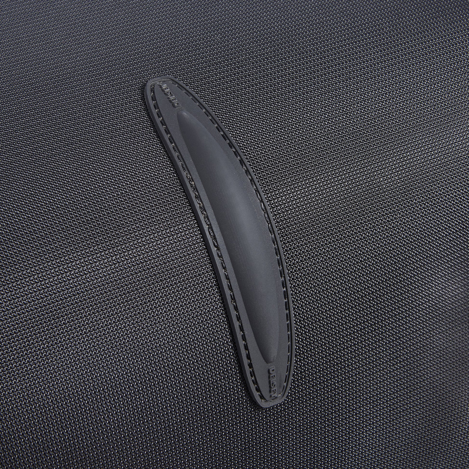 Detalhe em material resistente e costura reforçada em mala média expansível preta da DELSEY, evidenciando durabilidade e qualidade premium.