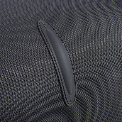 Detalhe em material resistente e costura reforçada em mala média expansível preta da DELSEY, evidenciando durabilidade e qualidade premium.