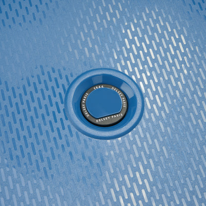 Detalhe do logo DELSEY Paris em mala azul intenso de polipropileno rígido com textura moderna, demonstrando design premium e durabilidade.