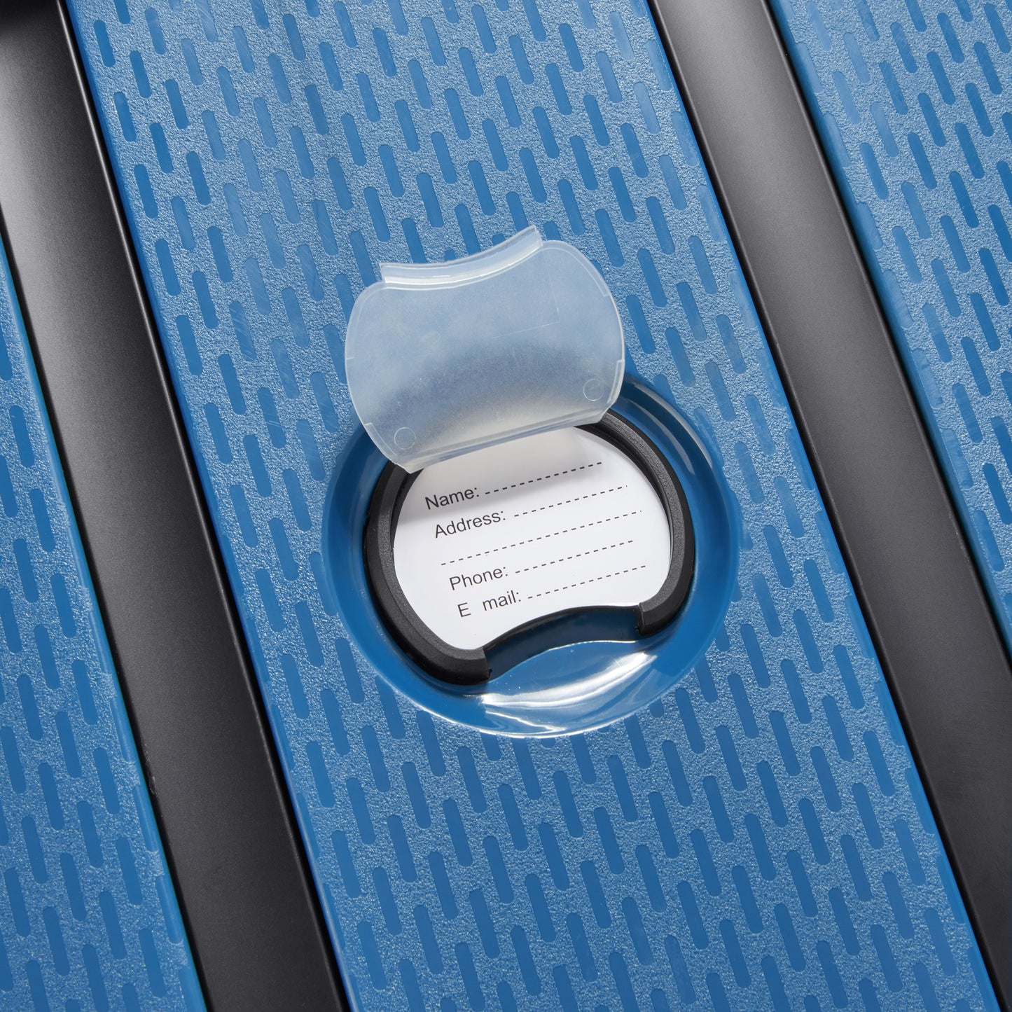 Detalhe do porta-identificação transparente embutido em mala de bordo azul intenso da DELSEY, em material resistente com design moderno e funcional.