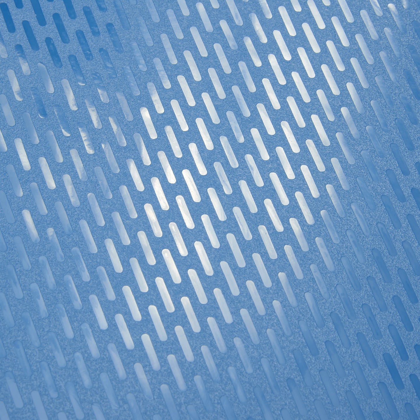 Detalhe da textura azul intenso da mala de bordo expansível DELSEY, destacando o design moderno e material durável de alta qualidade.