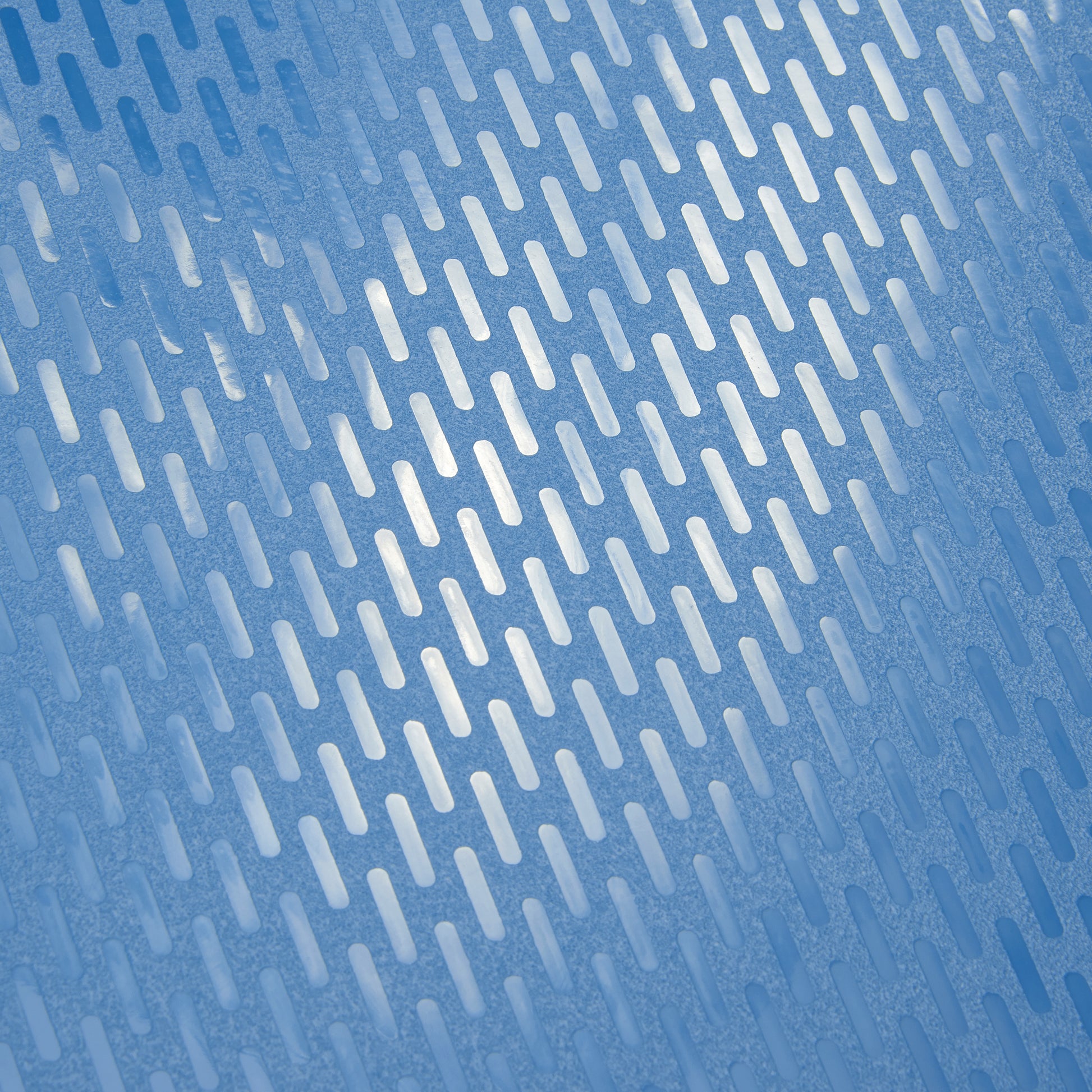Detalhe da textura azul intenso da mala de bordo expansível DELSEY, destacando o design moderno e material durável de alta qualidade.