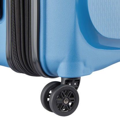 Detalhe das rodas dobráveis e zíper expansível em mala de bordo azul intenso da DELSEY, com design resistente e acabamento premium.