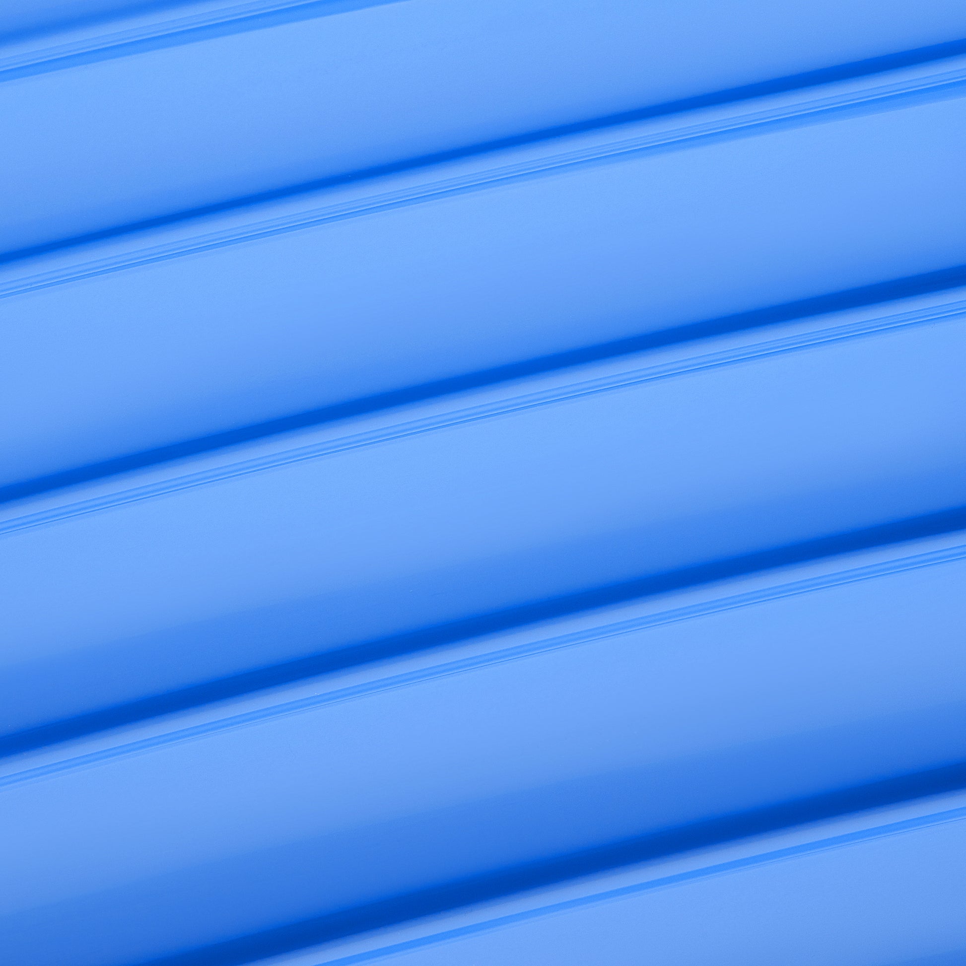Detalhe da superfície texturizada em azul claro de mala de bordo expansível DELSEY, destacando design e material resistente para viagem.