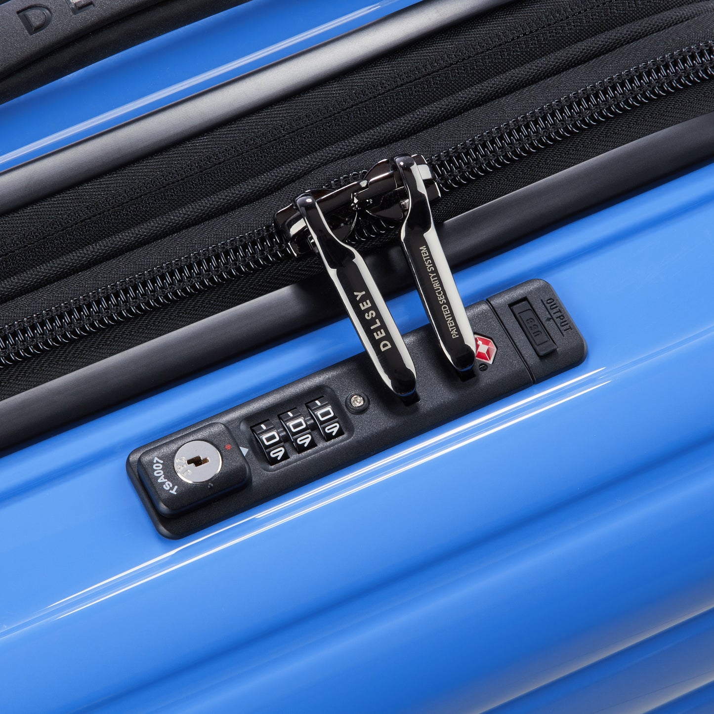 Fechadura TSA embutida em mala rígida azul claro com zíper antifurto e puxadores metálicos da marca DELSEY, garantindo segurança e durabilidade para viagens.