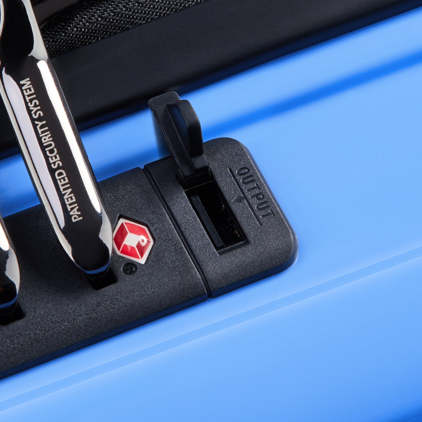 Detalhe do zíper antifurto com sistema de segurança patenteado e porta USB integrada em mala rígida azul claro da DELSEY, ideal para viagens seguras e conectadas.