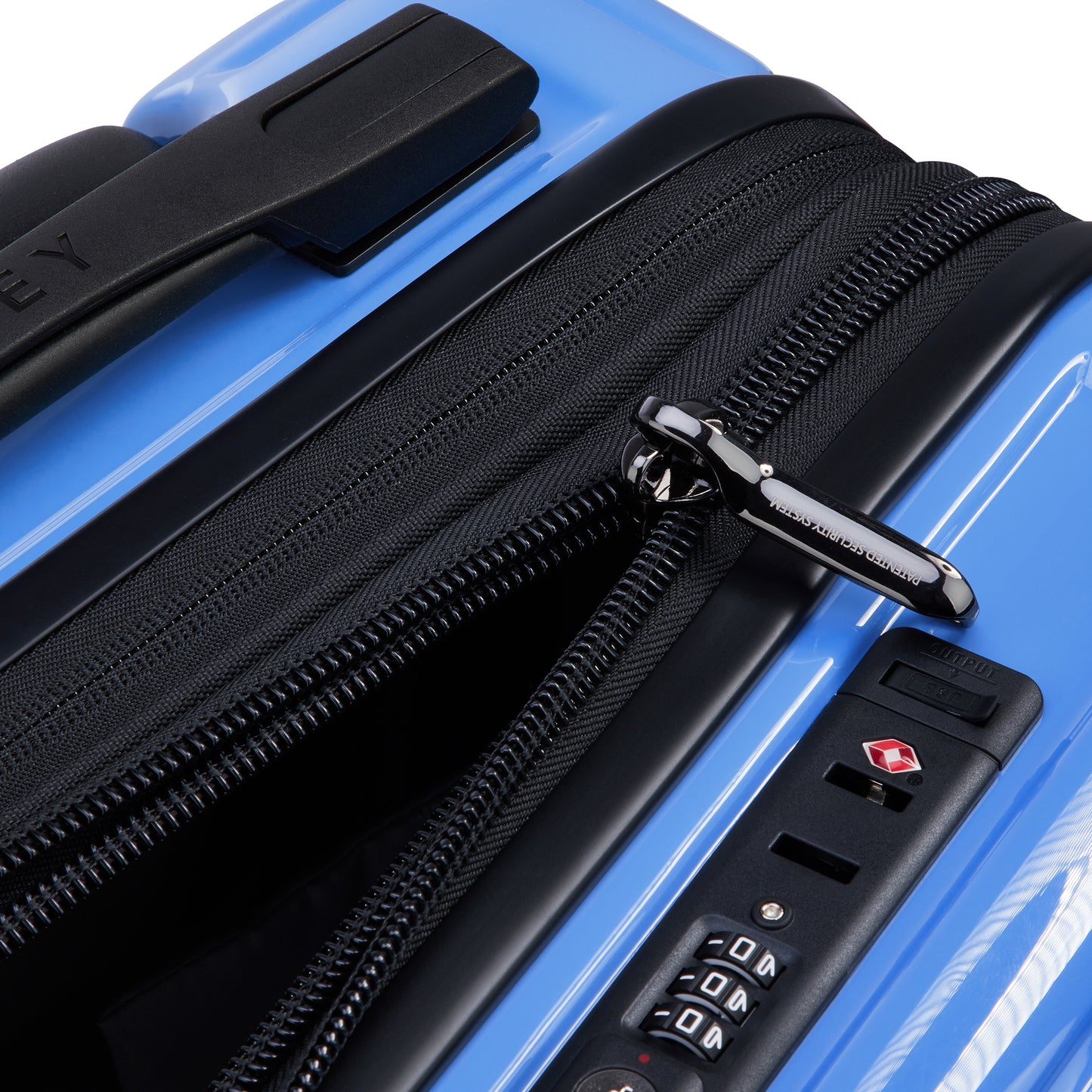 Detalhe da mala de bordo azul claro da DELSEY com zíper expansível, alça embutida e cadeado TSA integrado para maior segurança em viagens.