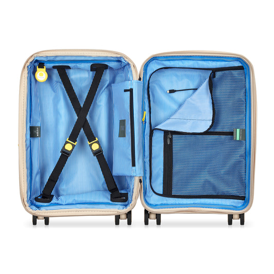 Mala de bordo pequena expansível na cor bege com interior azul, compartimentos organizadores com zíper e cintas cruzadas para melhor fixação da bagagem, marca DELSEY.