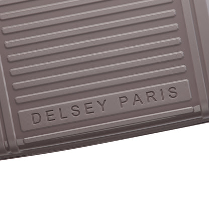 Detalhe em close da superfície texturizada de mala de viagem DELSEY em tom castanho claro, destacando design resistente e elegante com gravação da marca DELSEY PARIS.