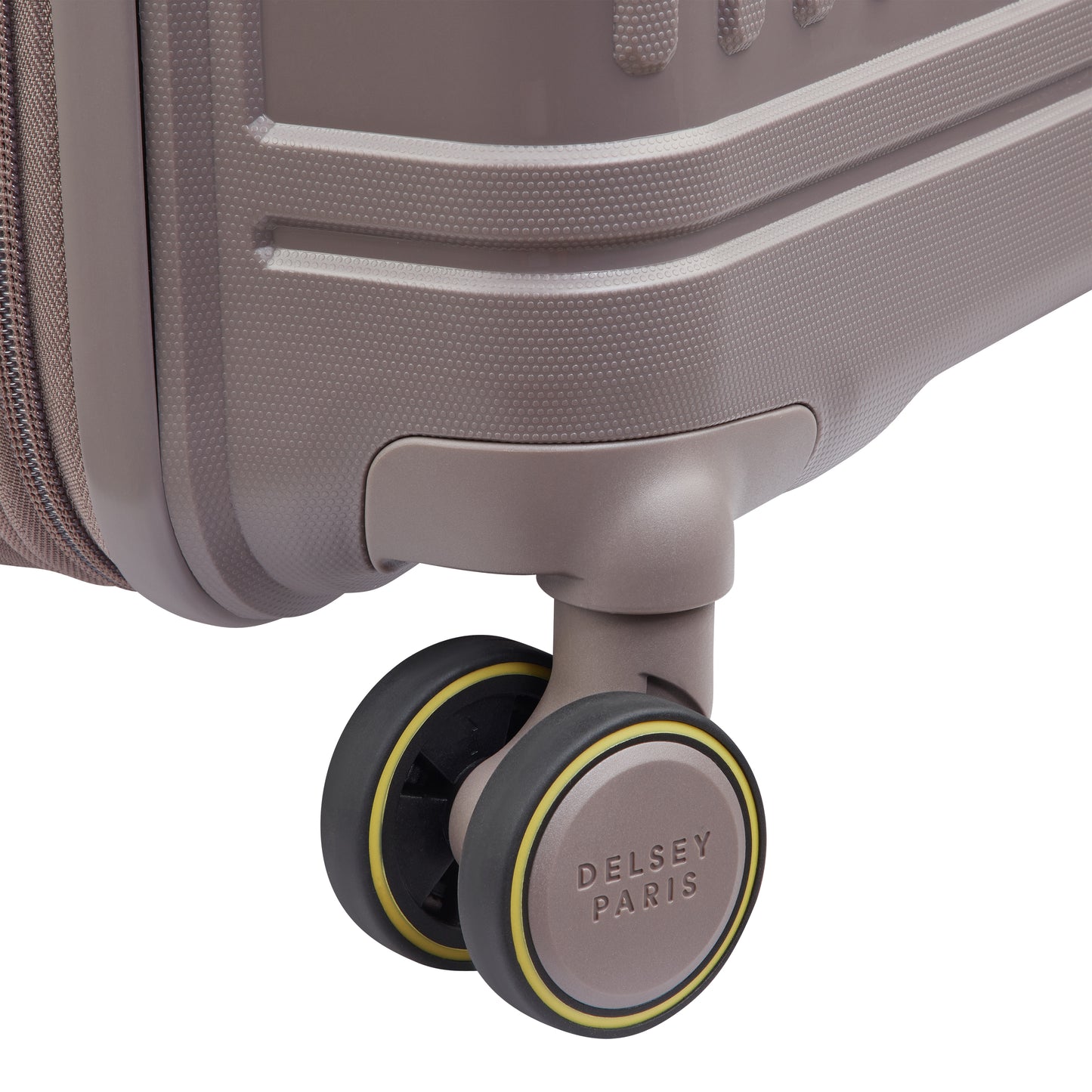 Roda dupla giratória com design robusto em mala rígida castanho claro da DELSEY, destacando qualidade e durabilidade para viagens práticas e seguras.