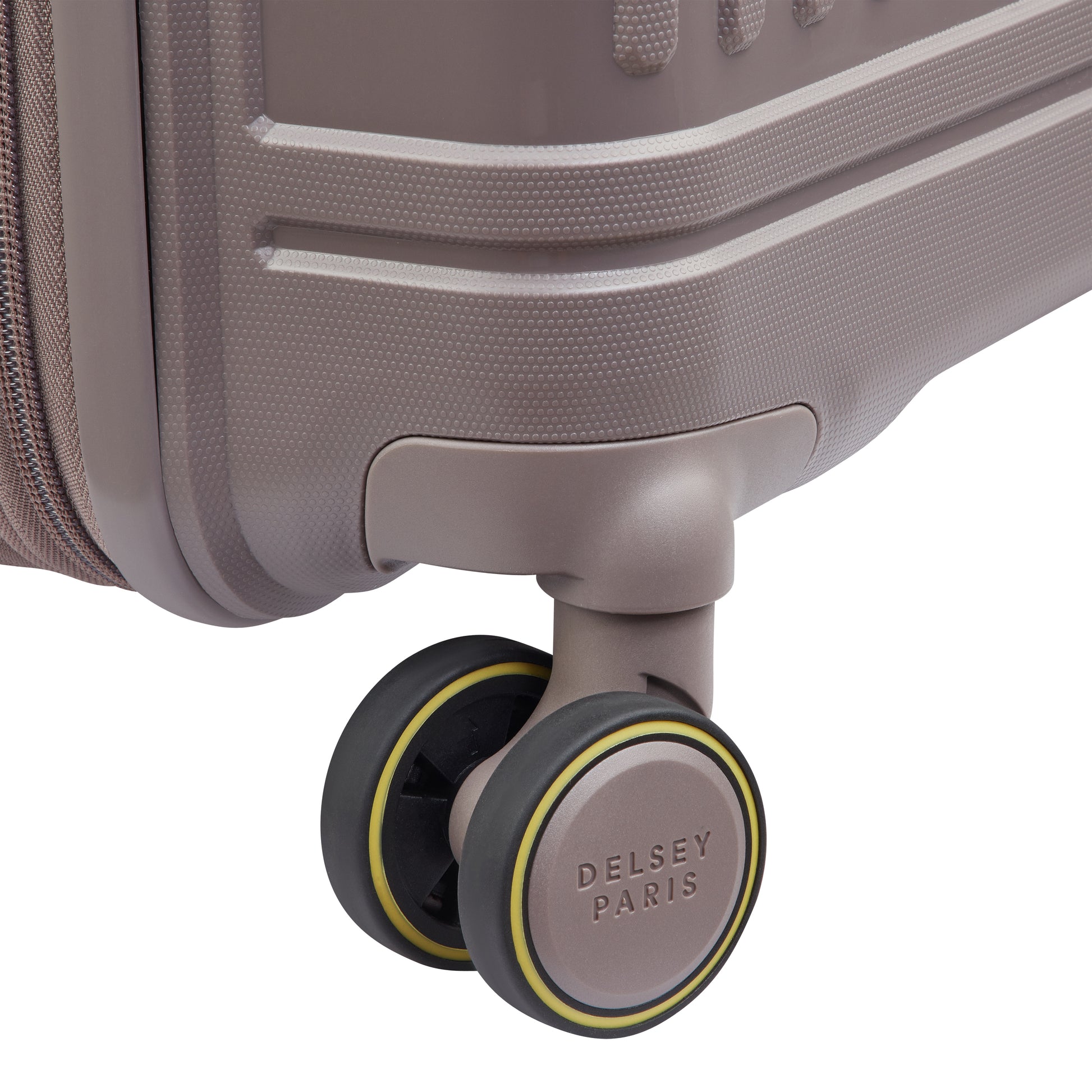 Roda dupla giratória com design robusto em mala rígida castanho claro da DELSEY, destacando qualidade e durabilidade para viagens práticas e seguras.