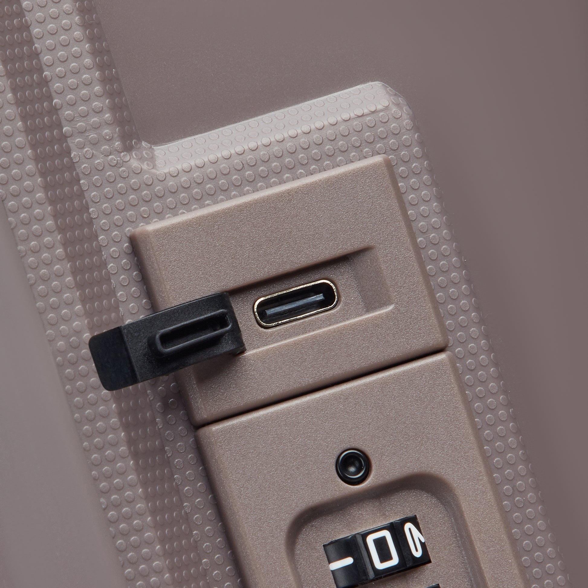 Fechadura com combinação integrada e entrada USB em mala de bordo expansível em tom castanho claro da DELSEY, combinando segurança e funcionalidade para viagens.