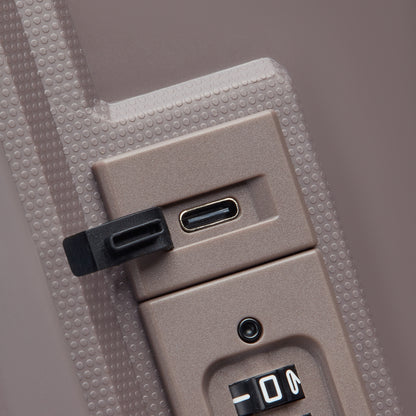 Fechadura com combinação integrada e entrada USB em mala de bordo expansível em tom castanho claro da DELSEY, combinando segurança e funcionalidade para viagens.