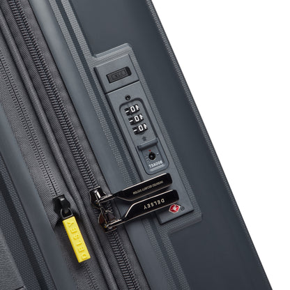 Fechadura TSA embutida em mala de bordo cinza escuro da DELSEY, com zíper antifurto e design resistente para maior segurança em viagens.