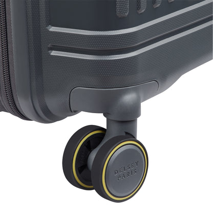 Roda dupla giratória com acabamento moderno em mala de bordo cinza escuro da DELSEY, destacando durabilidade e design premium para viagens.