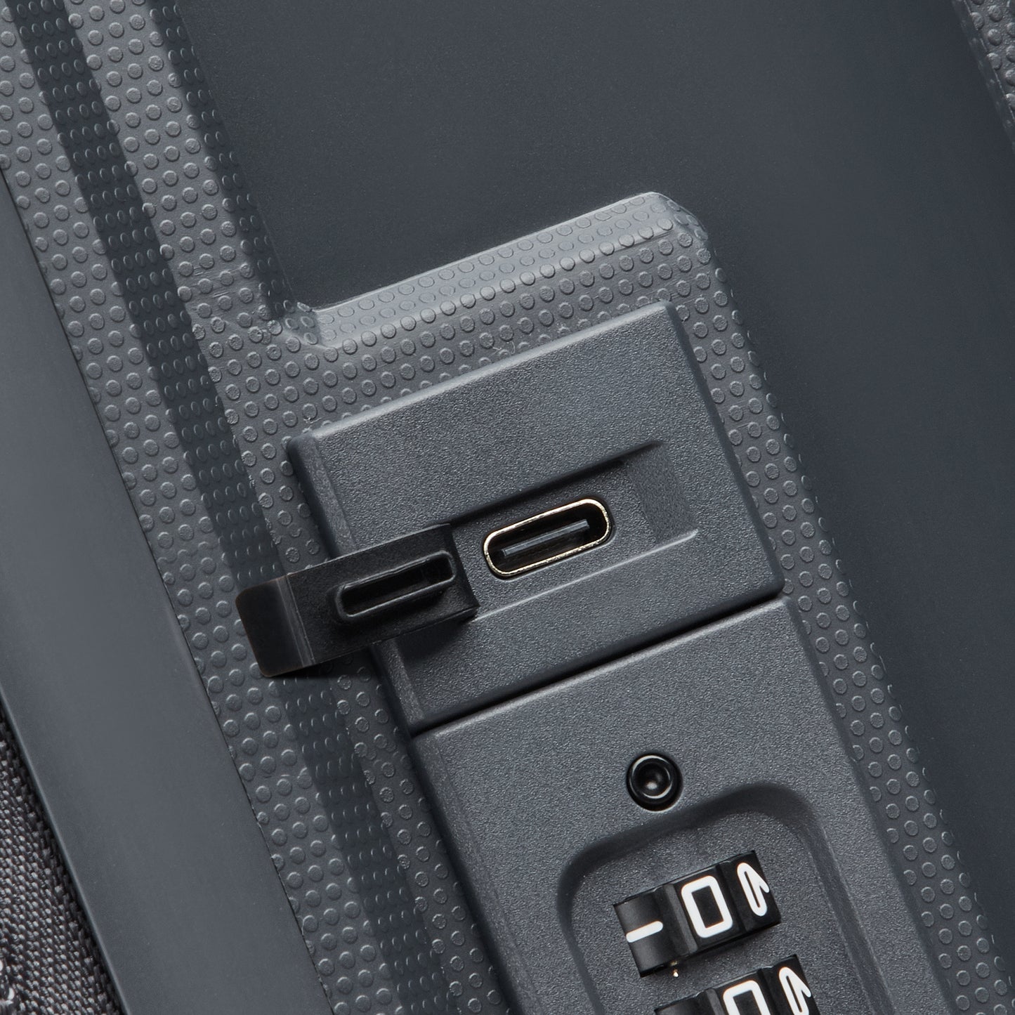Fechadura com combinação e entrada USB-C integrada em mala de bordo cinza escuro da DELSEY, destacando design moderno e funcionalidade premium.