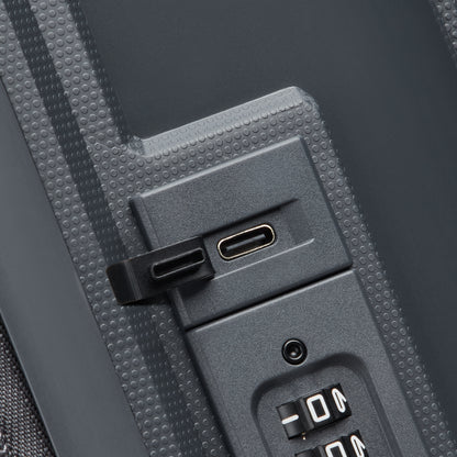 Fechadura com combinação e entrada USB-C integrada em mala de bordo cinza escuro da DELSEY, destacando design moderno e funcionalidade premium.