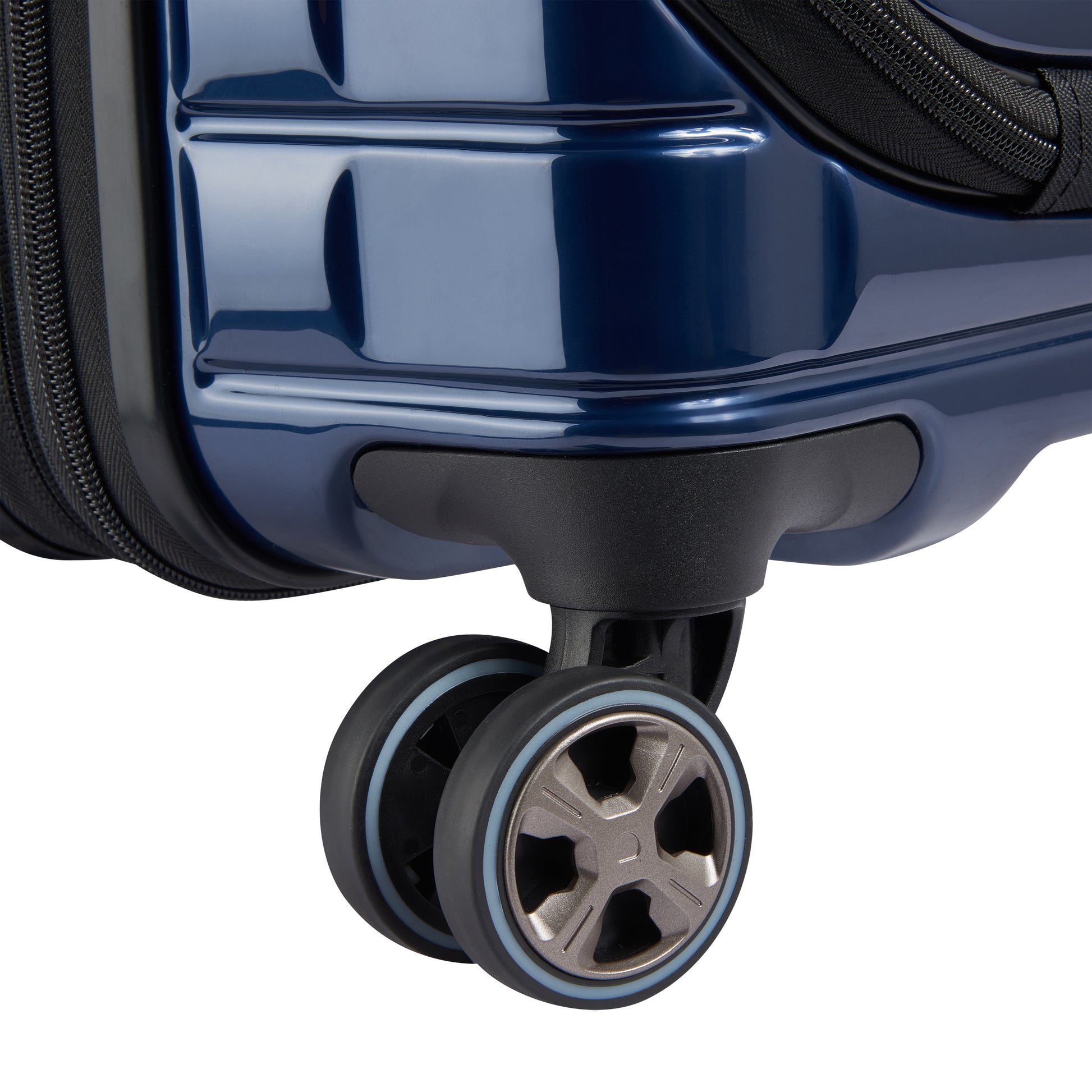 Roda dupla com acabamento moderno em mala de bordo rígida azul escuro da DELSEY, destacando durabilidade e design premium para viagens confortáveis.