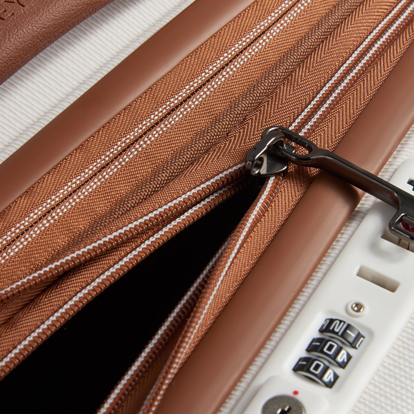 MALA BORDO EXPANSÍVEL COM PORTA NOTEBOOK - CHATELET AIR 2.0 ANGORA