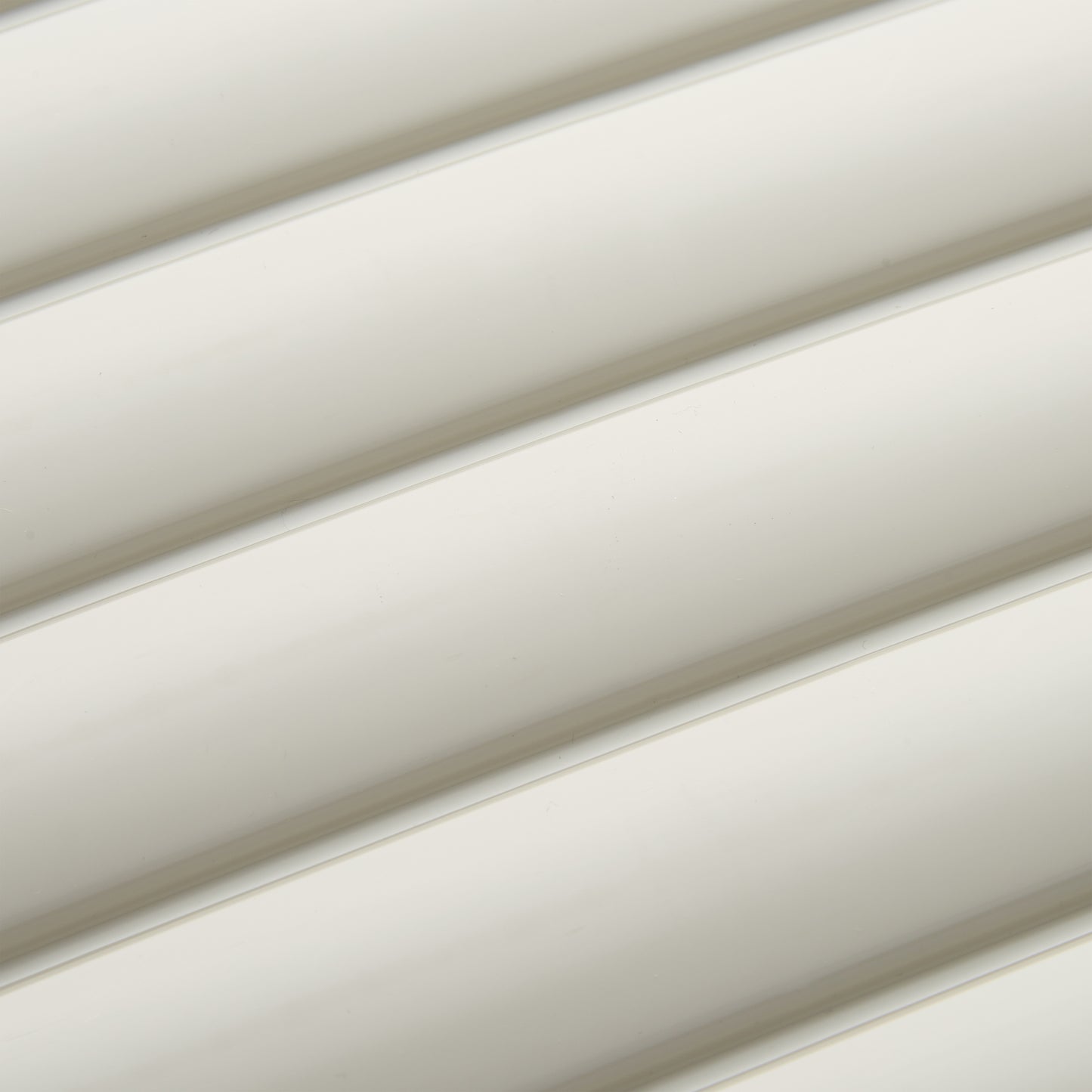 Detalhe em close da superfície rígida e texturizada na cor off white da mala de bordo expansível da DELSEY, destacando acabamento premium e design durável.