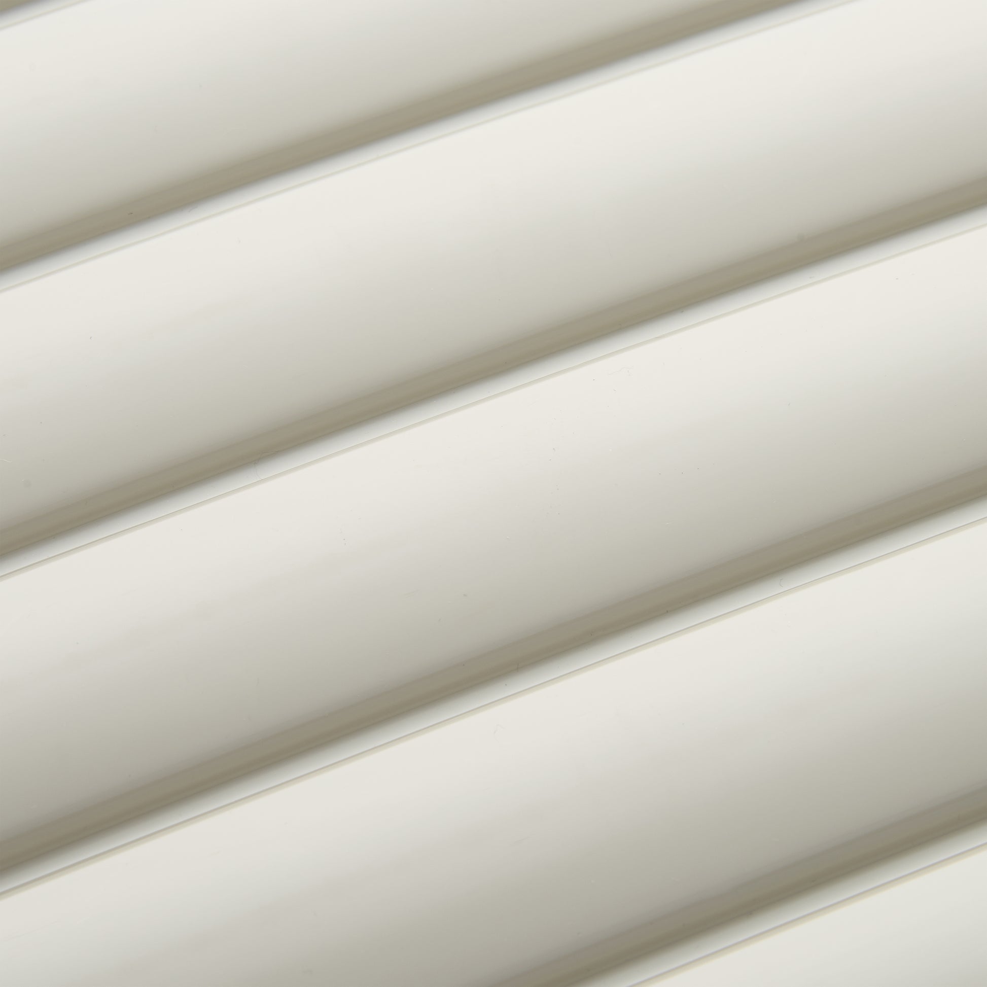 Detalhe em close da superfície rígida e texturizada na cor off white da mala de bordo expansível da DELSEY, destacando acabamento premium e design durável.