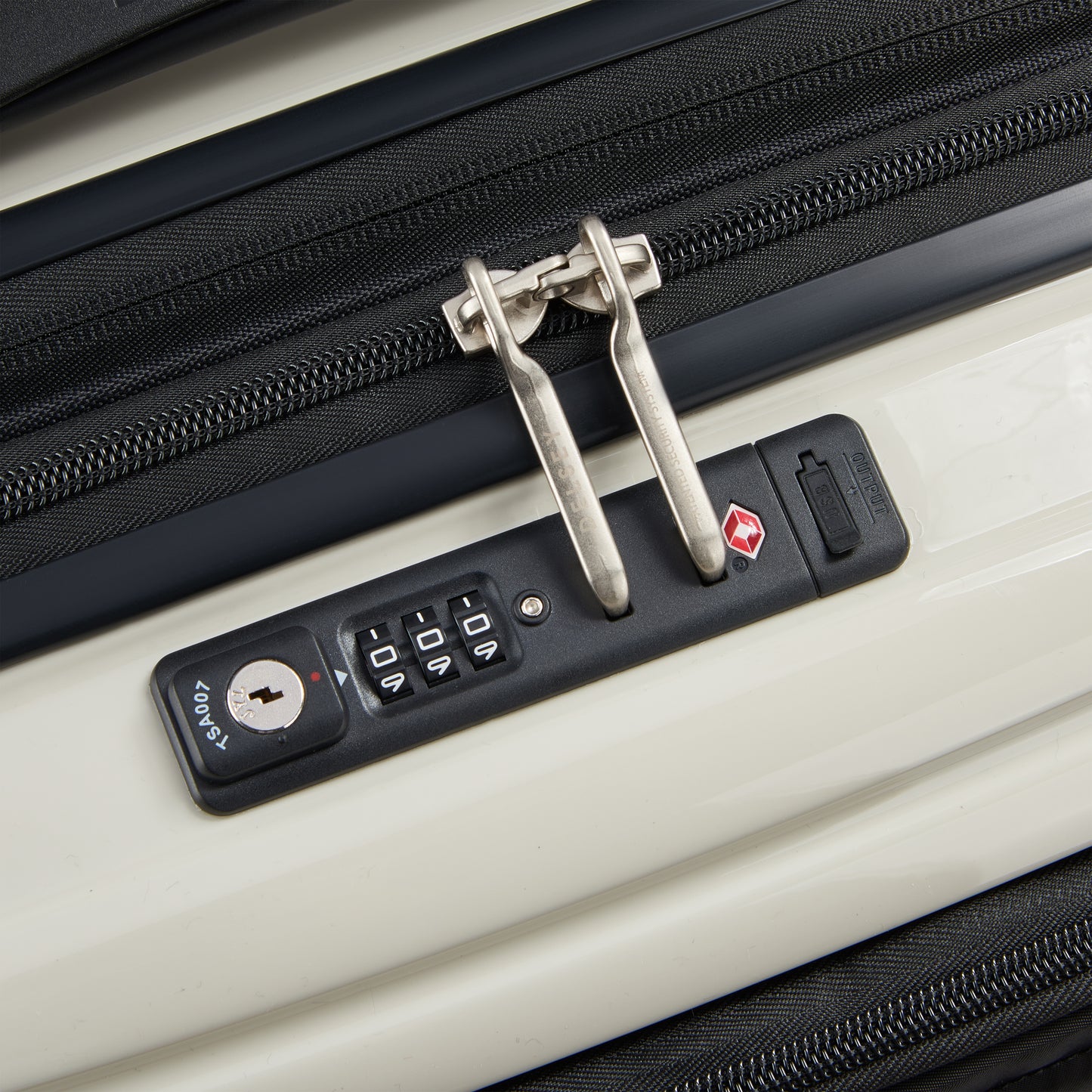 Fechadura TSA com zíper antifurto em mala de bordo expansível off white da DELSEY, design seguro e resistente para viagens internacionais.