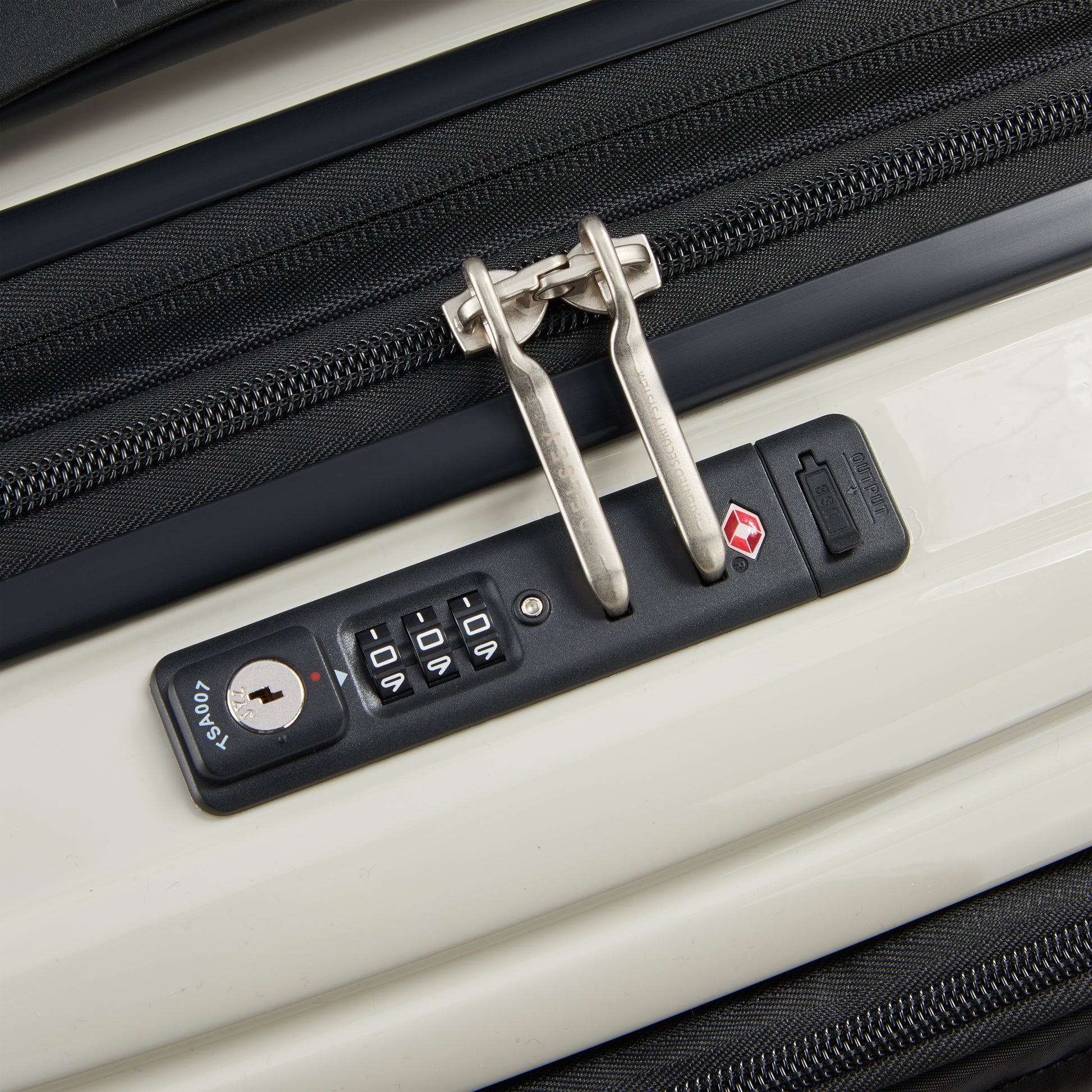 Fechadura TSA com zíper antifurto em mala de bordo expansível off white da DELSEY, design seguro e resistente para viagens internacionais.