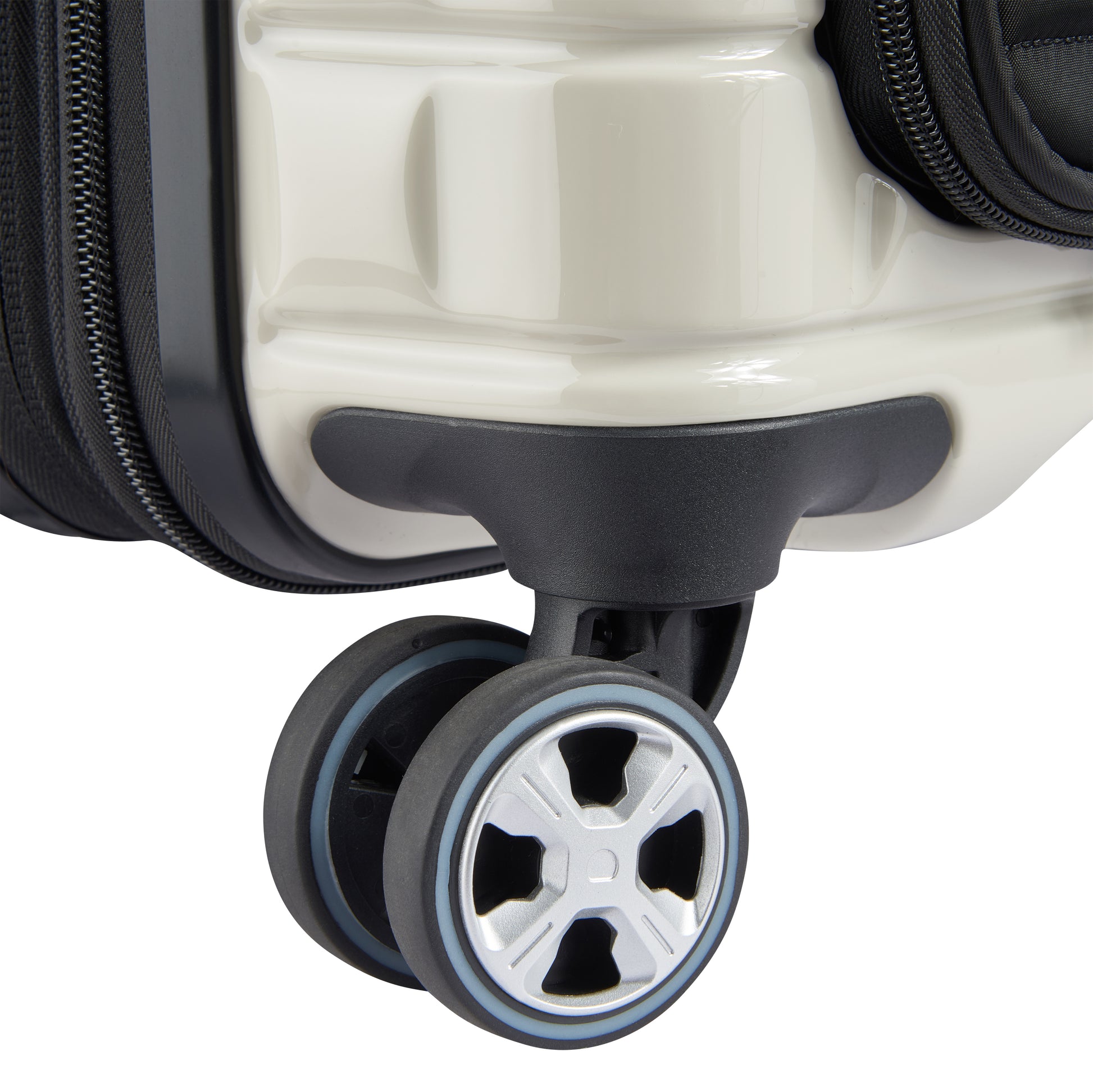 Roda dupla resistente em mala de bordo off white da DELSEY, projetada para facilitar a mobilidade com durabilidade e design inovador da marca francesa.