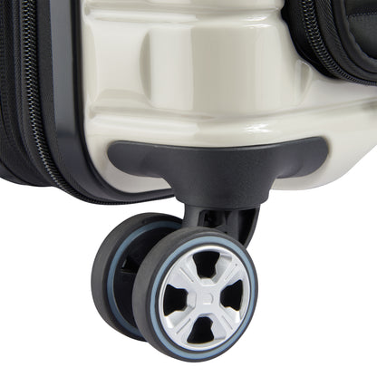 Roda dupla resistente em mala de bordo off white da DELSEY, projetada para facilitar a mobilidade com durabilidade e design inovador da marca francesa.