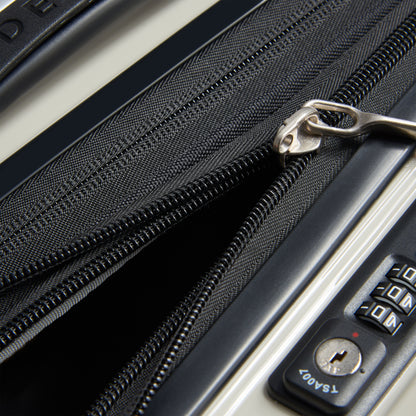 Fechadura TSA com zíper antifurto em mala de bordo preta da DELSEY, evidenciando segurança e durabilidade para viagens com design moderno e funcional.