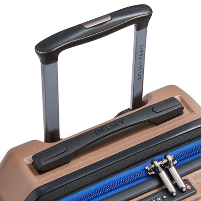 Alça retrátil e rígida com acabamento em plástico resistente e detalhe em azul na mala bordo bege da DELSEY, destacando a qualidade e design premium da marca francesa.