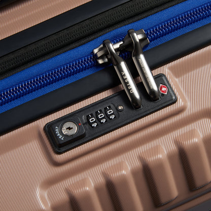 Fechadura TSA embutida com zíper antifurto azul em mala rígida bege da DELSEY, destacando segurança e durabilidade para viagens.