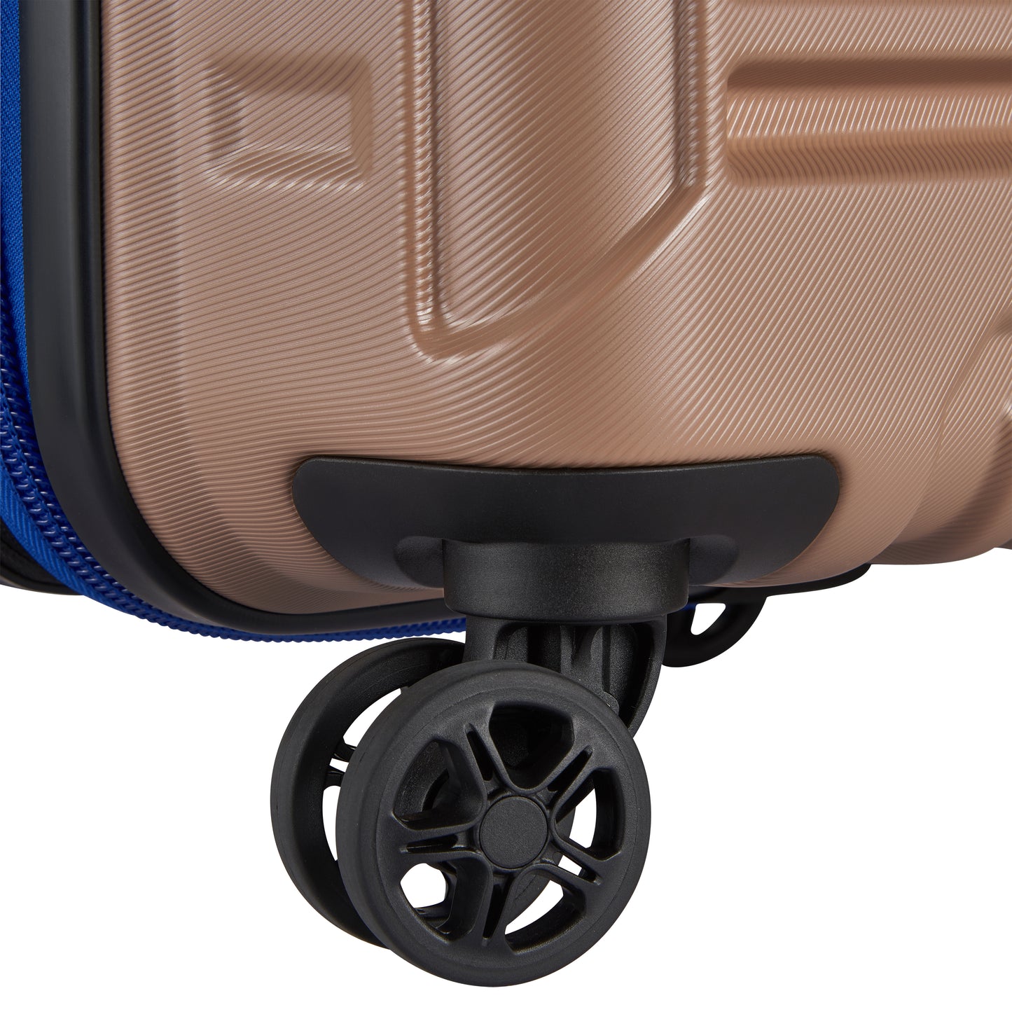 Roda dupla preta resistente em mala de bordo expansível bege da DELSEY, projetada para durabilidade e facilidade de movimento em viagens.
