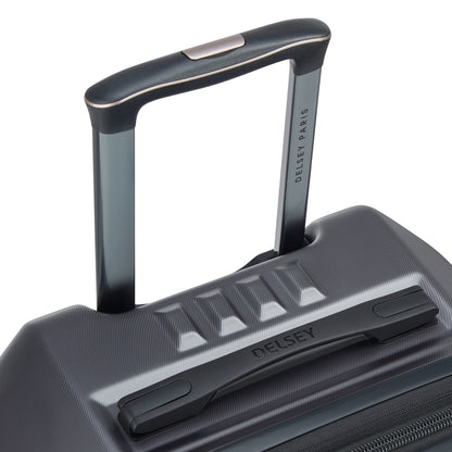 Alça retrátil e resistente de mala rígida cinza escuro com acabamento texturizado, marca DELSEY Paris gravada no puxador e haste telescópica em alumínio.