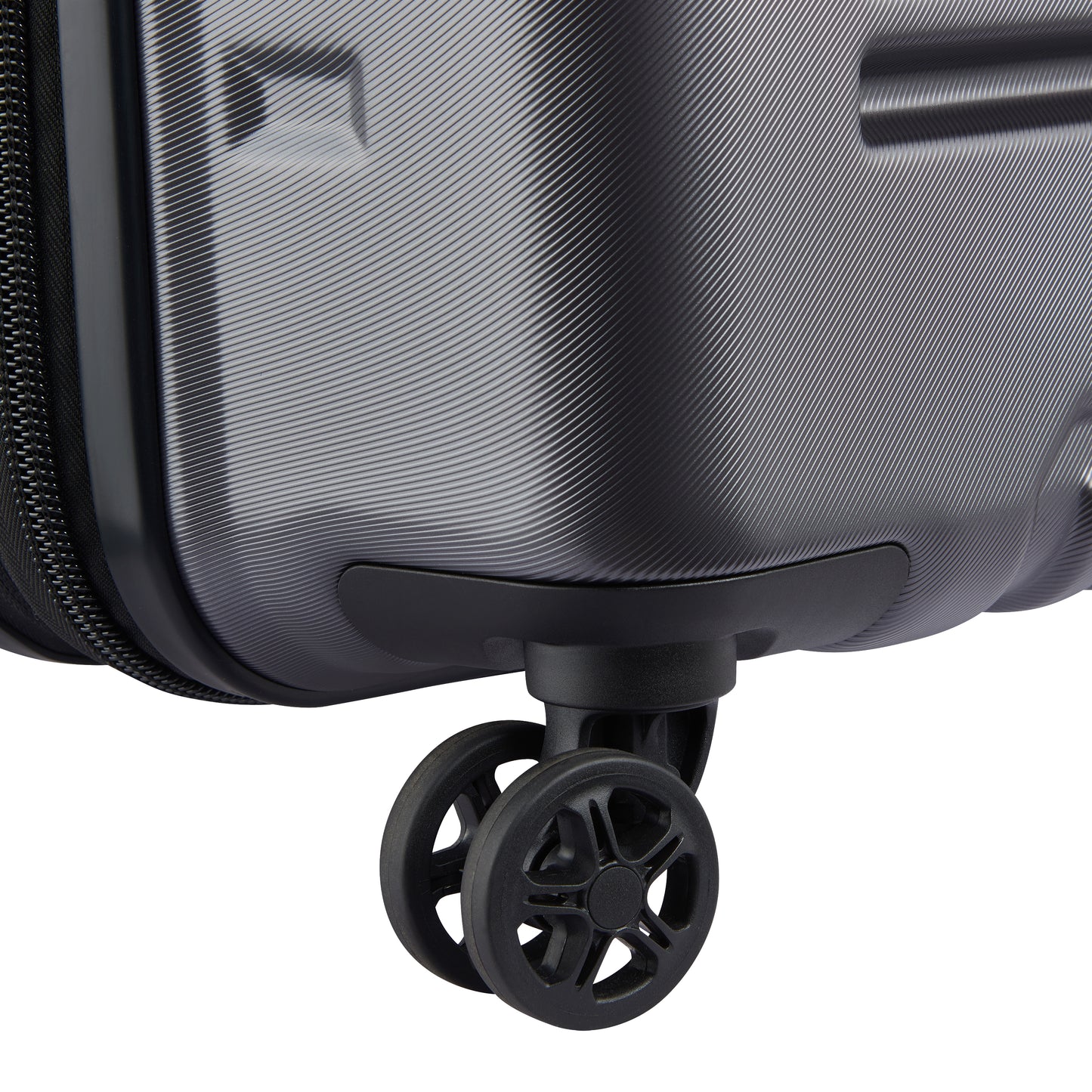 Detalhe da roda dupla preta de mala rígida expansível cinza escuro da DELSEY, destacando durabilidade e design moderno para viagens.