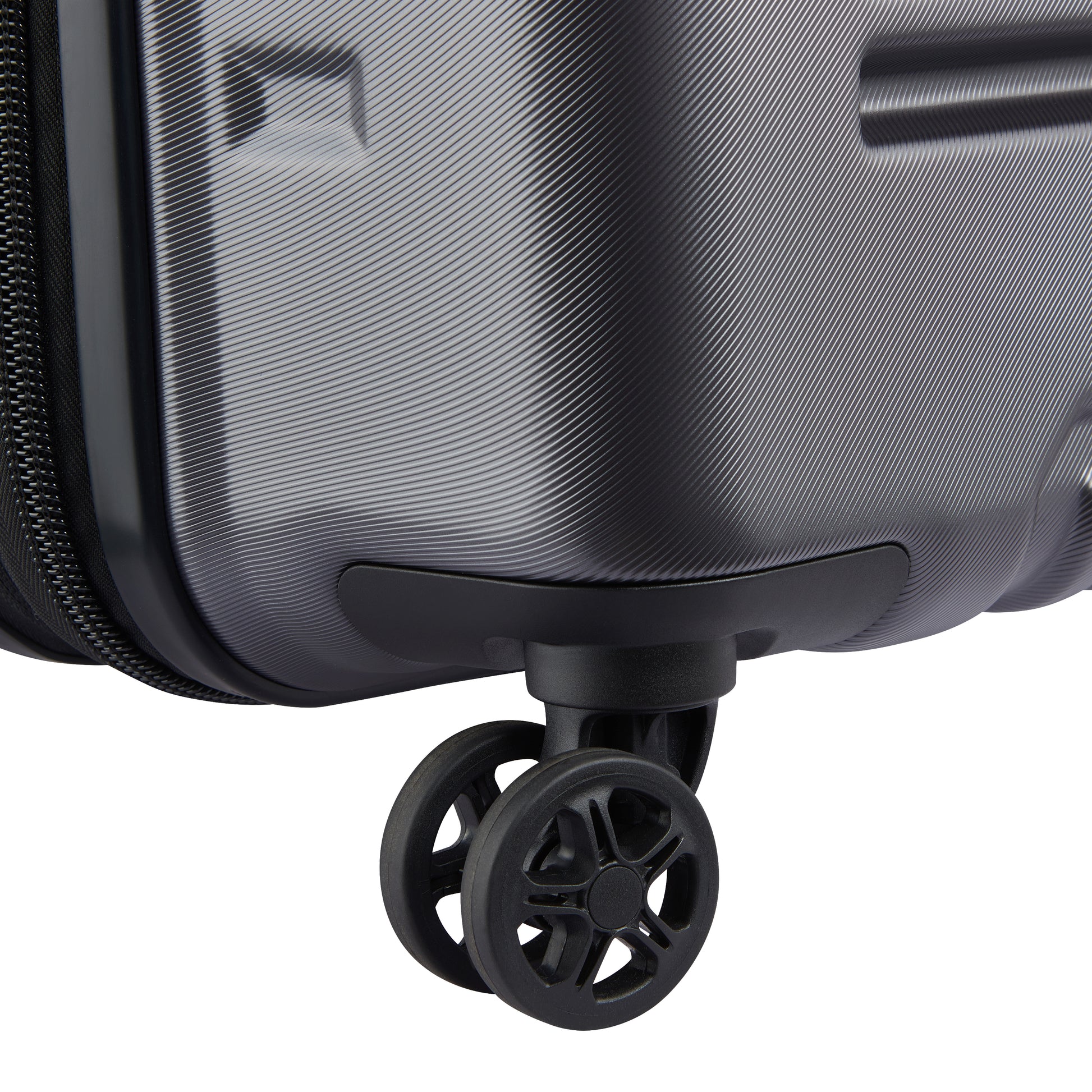 Detalhe da roda dupla preta de mala rígida expansível cinza escuro da DELSEY, destacando durabilidade e design moderno para viagens.