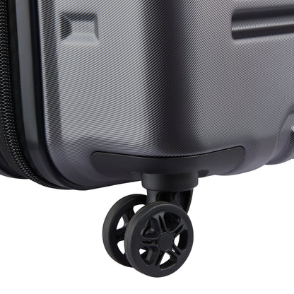 Detalhe da roda dupla preta de mala rígida expansível cinza escuro da DELSEY, destacando durabilidade e design moderno para viagens.